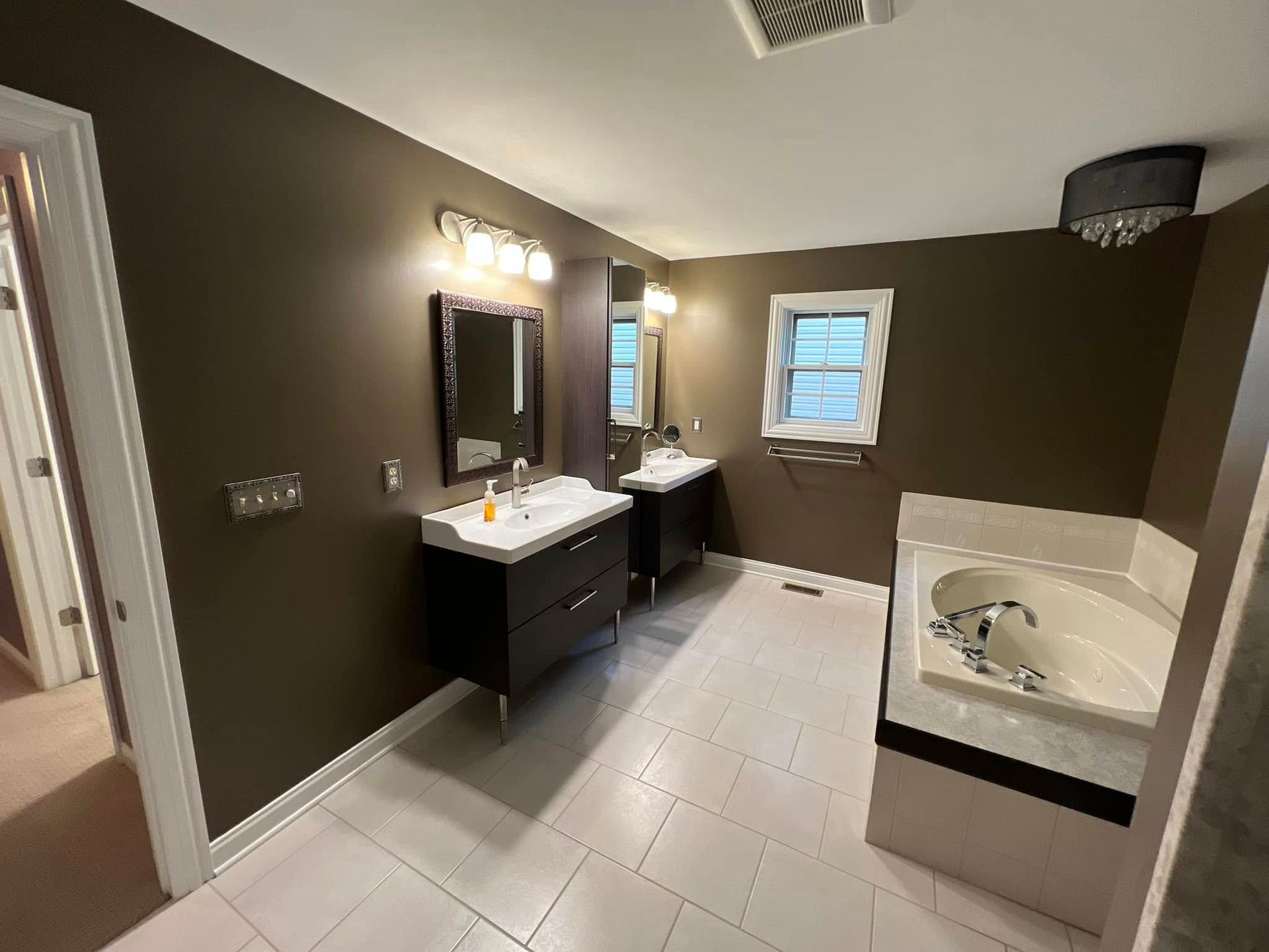 A bathroom with two sinks and a jacuzzi tub.