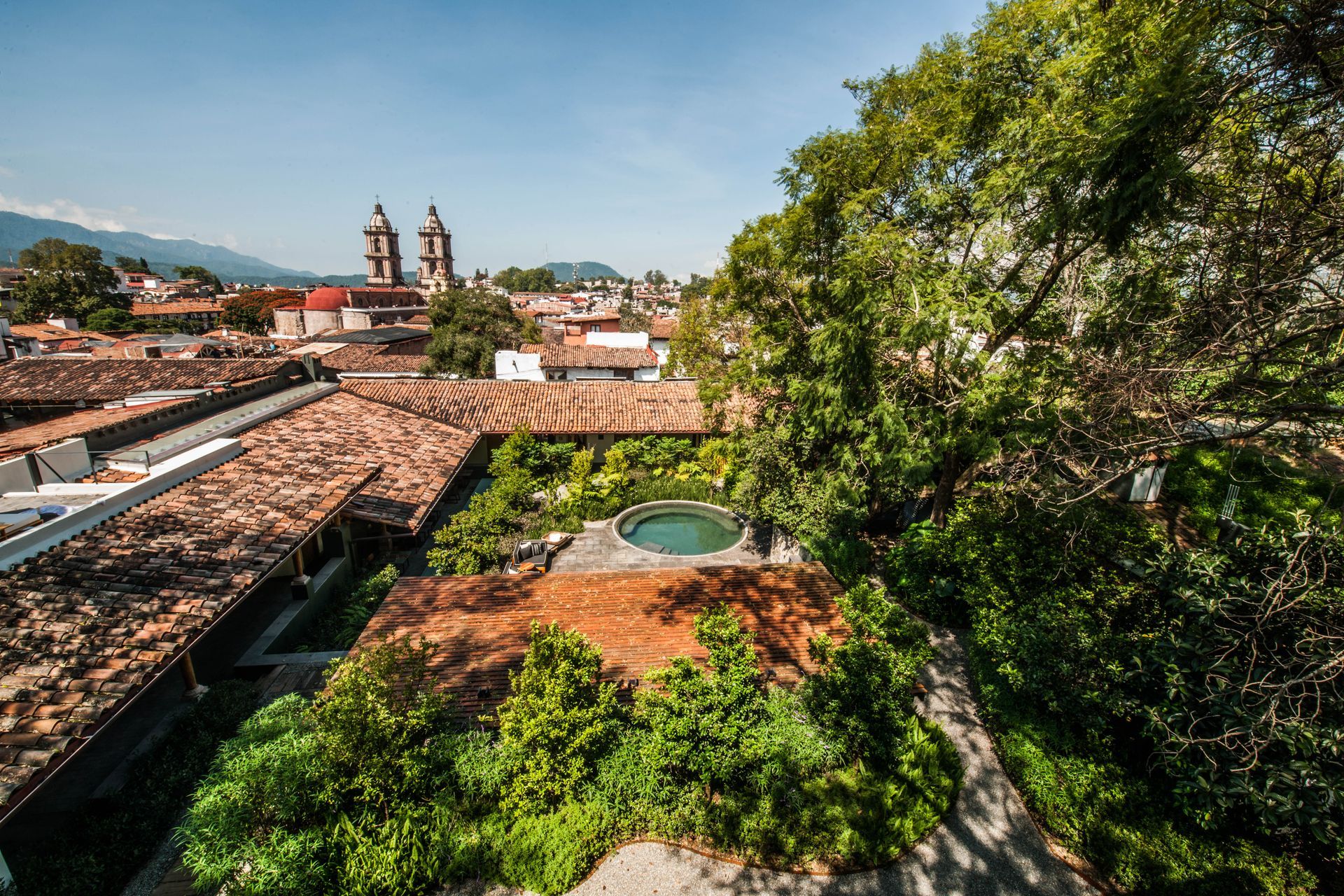 Vista desde la azotea de un pueblo con tejados de tejas rojas