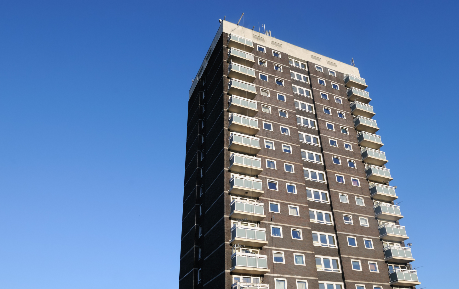 A tall building with a blue sky in the background