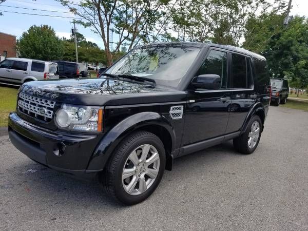 A black land rover discovery is parked in a parking lot.