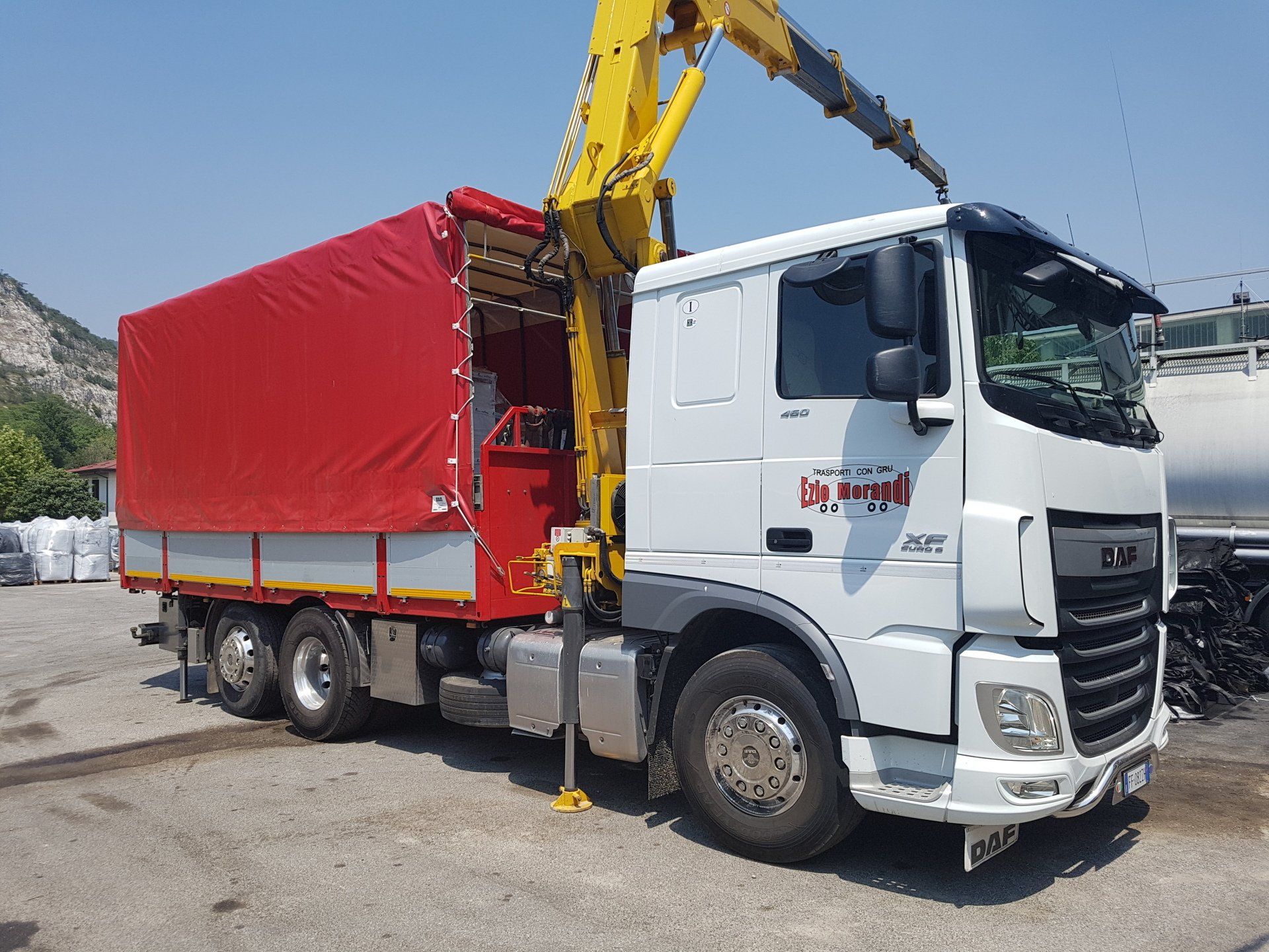 camion con rimorchio su strada