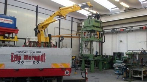 trasporto industriale con gru