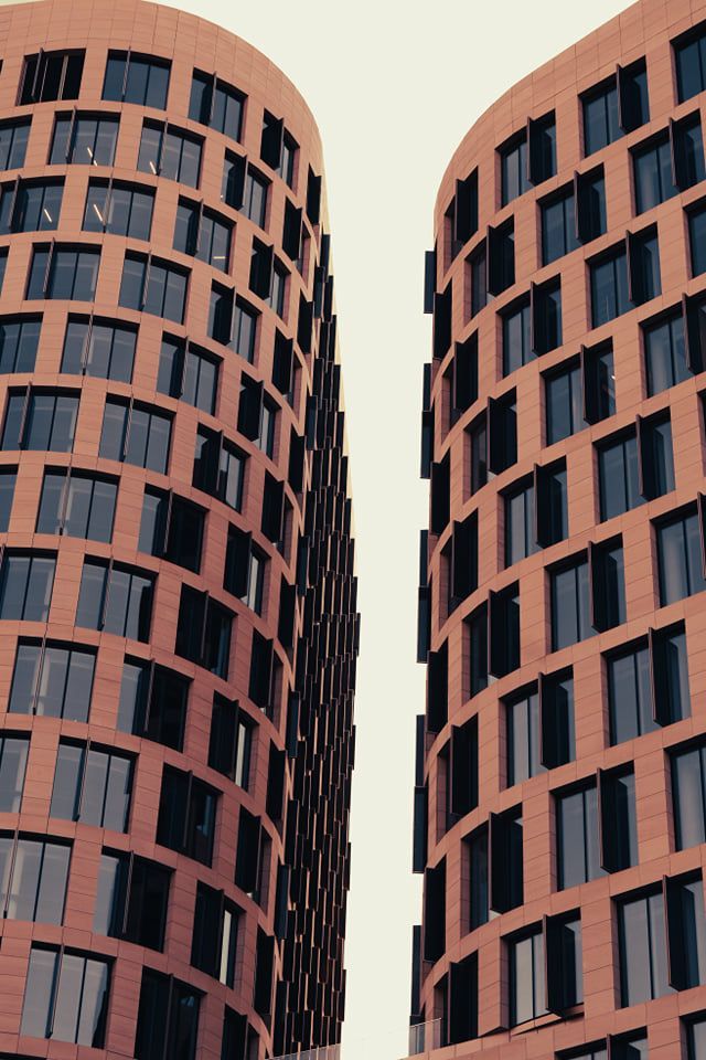 Vue panoramique de deux bâtiments capturés en ville, mettant en valeur l'architecture urbaine.