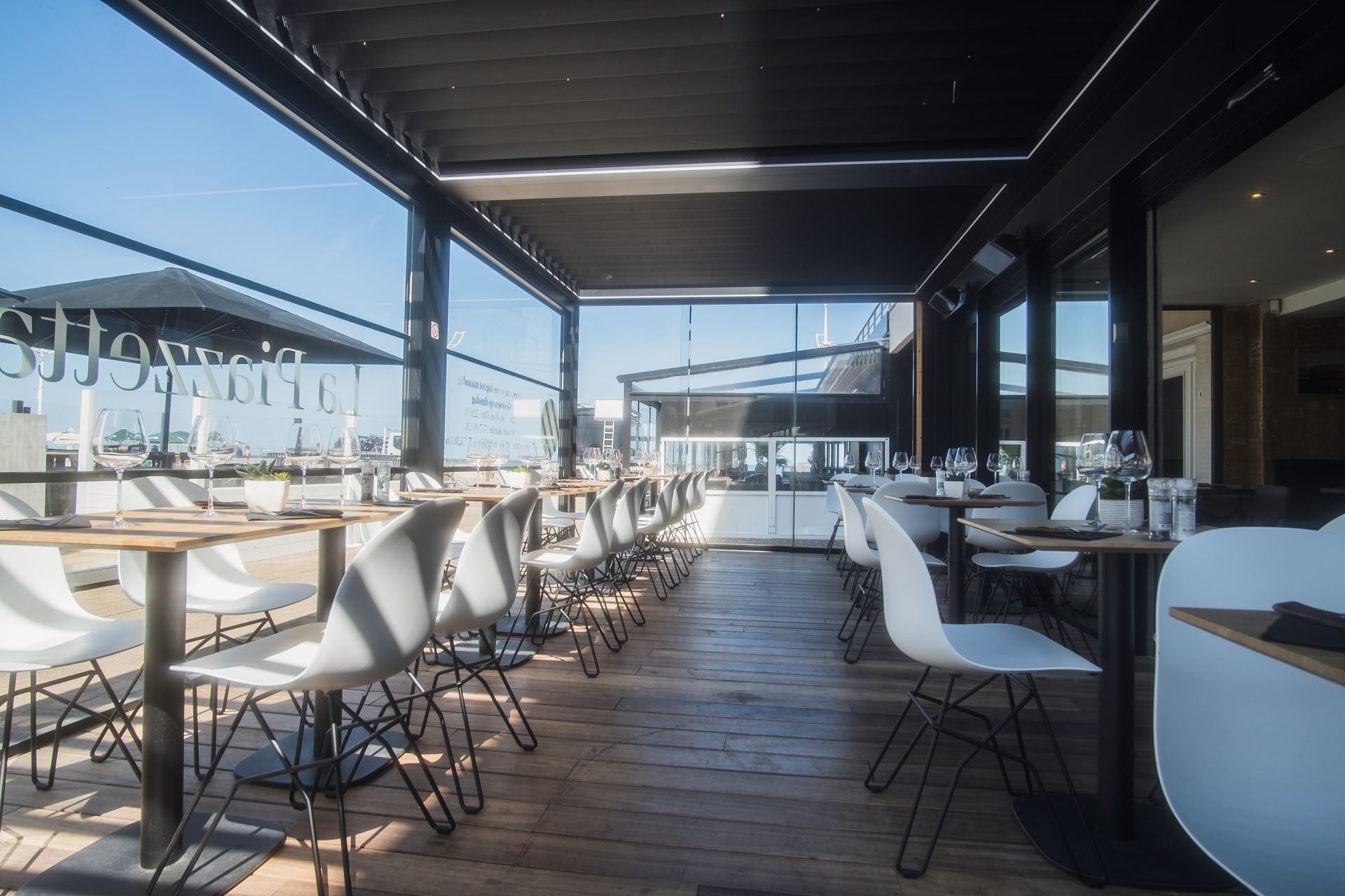 Vue panoramique de la salle à manger du restaurant La Piazzetta, où nos clients peuvent savourer des manger des pizzas.