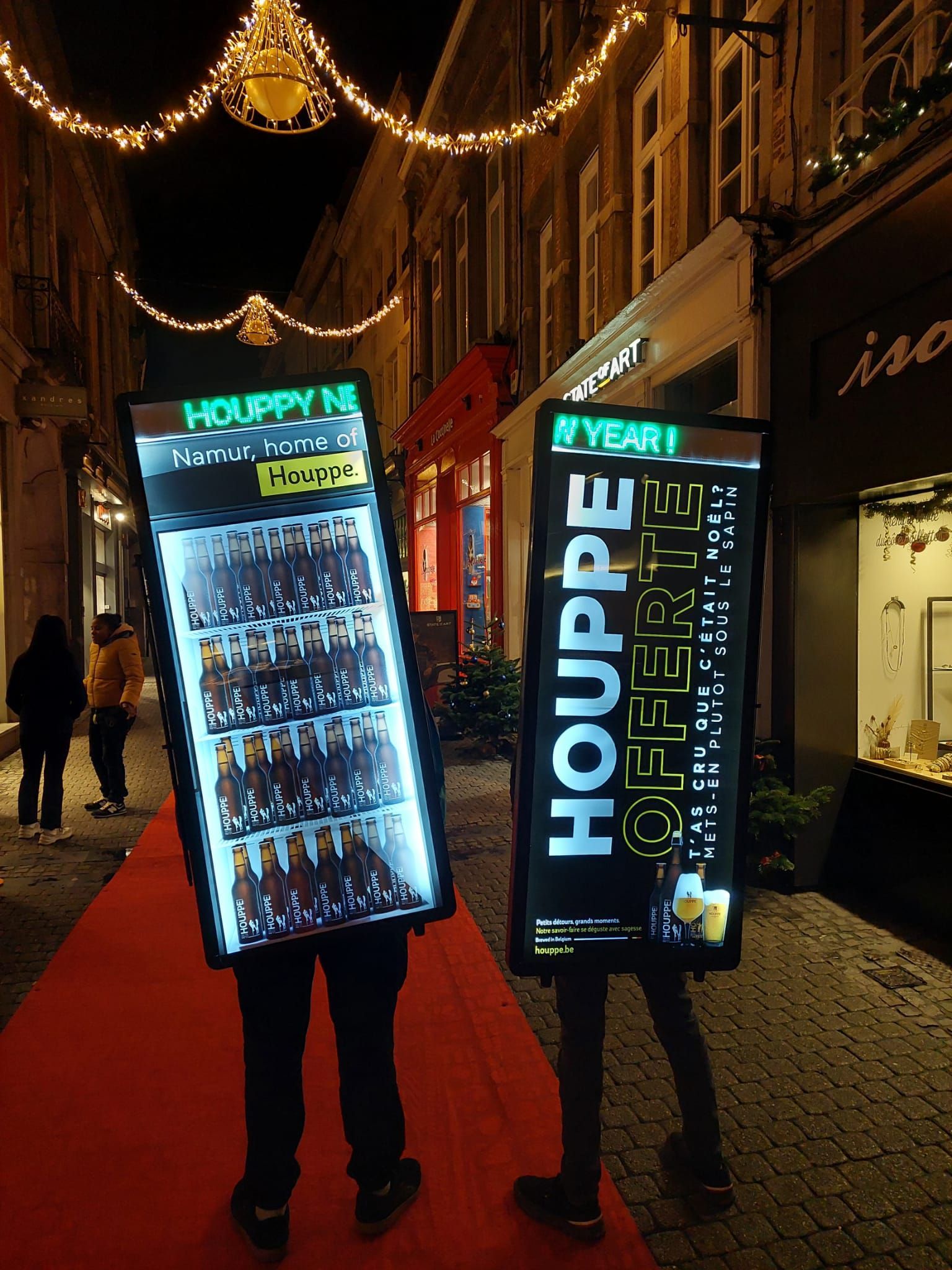 panneaux publicitaires rétroéclairés portés par des humains