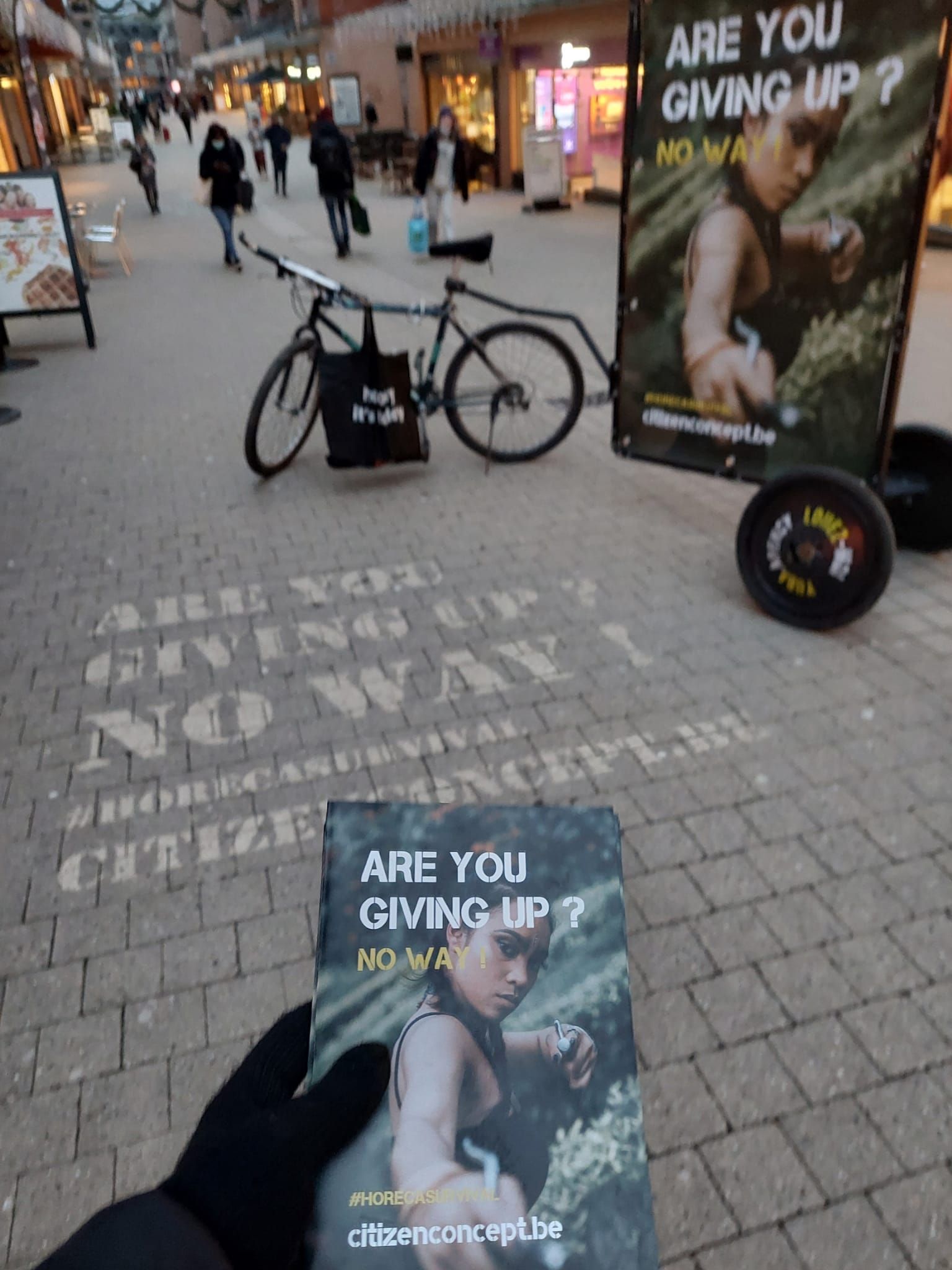 Campagne de street marketing avec vélo publicitaire et distribution de flyers