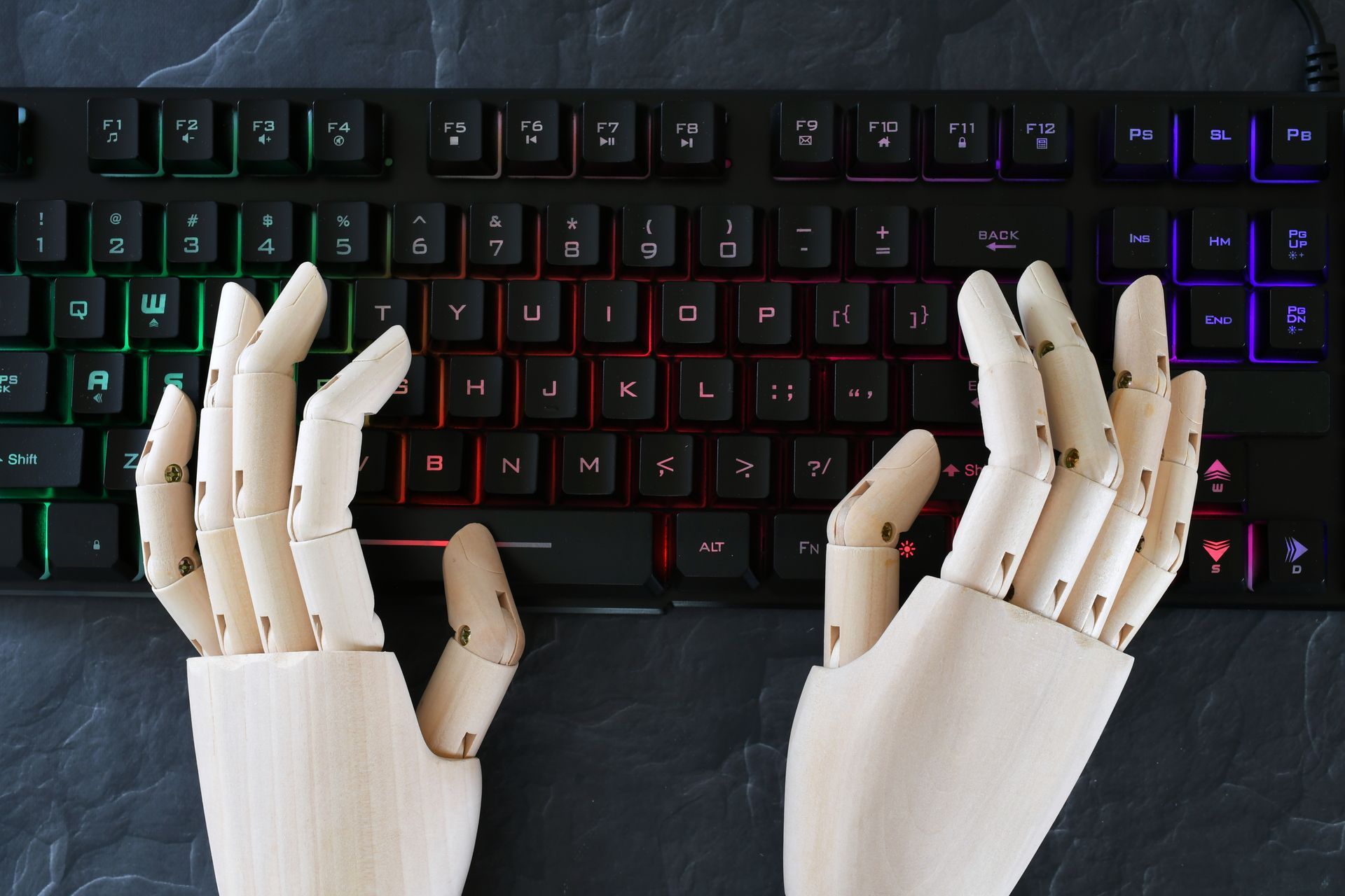 Bots - assistants virtuels entrain de taper sur clavier