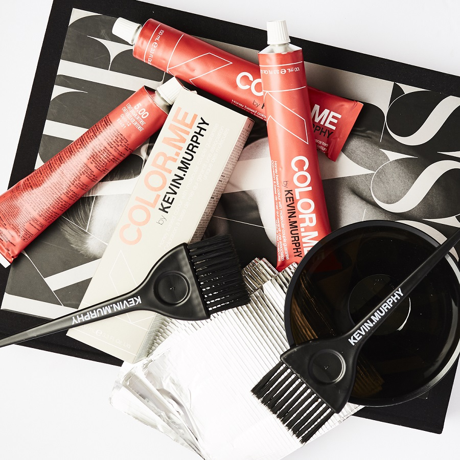 Teinture capillaire et accessoires (pinceaux, bol) de la marque 