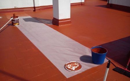 impermeabilización de una terraza en una comunidad de vecinos con clorocaucho en alcala de henares, madrid