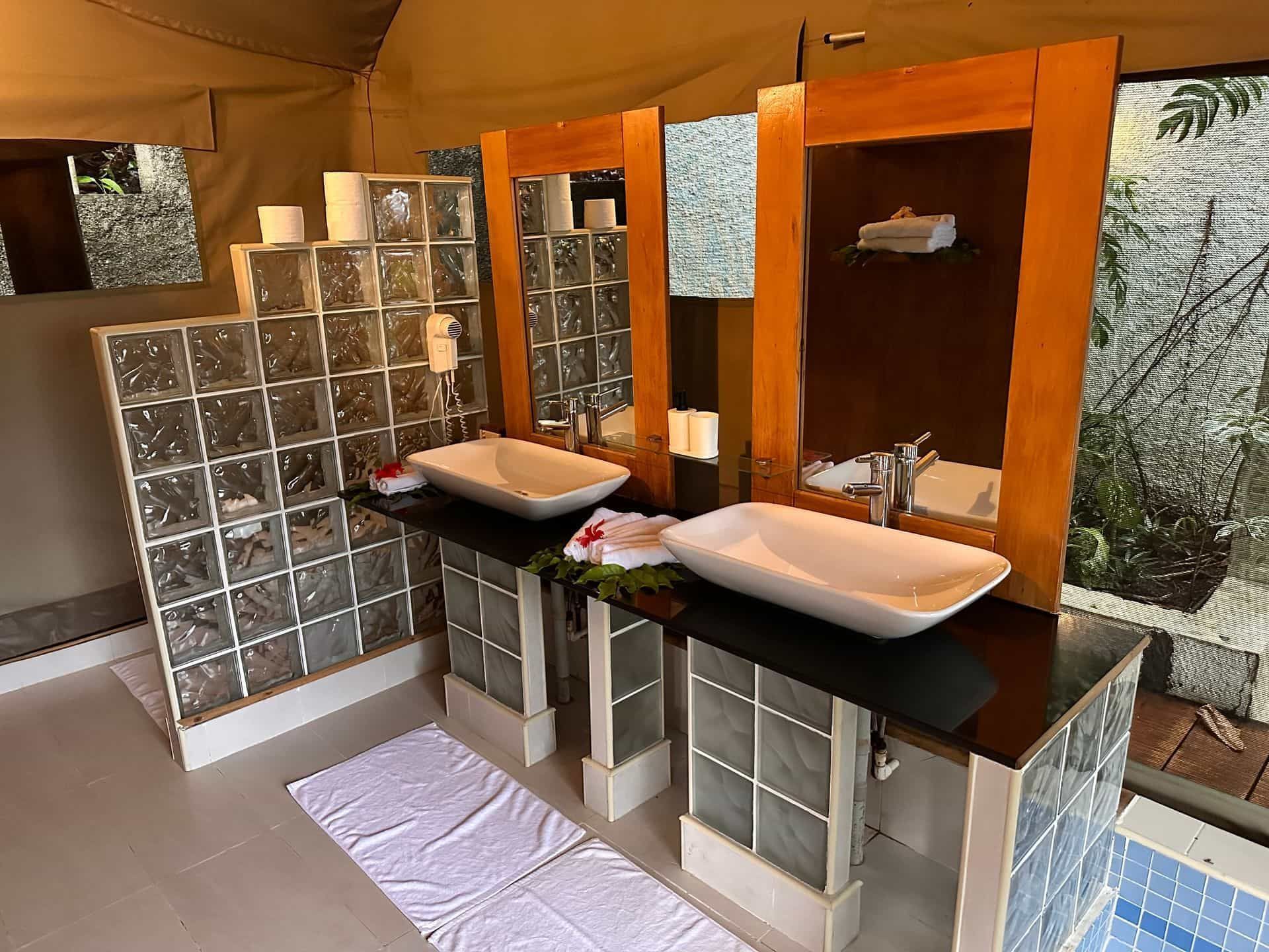 Indoor bathroom at Sau Bay Resort 