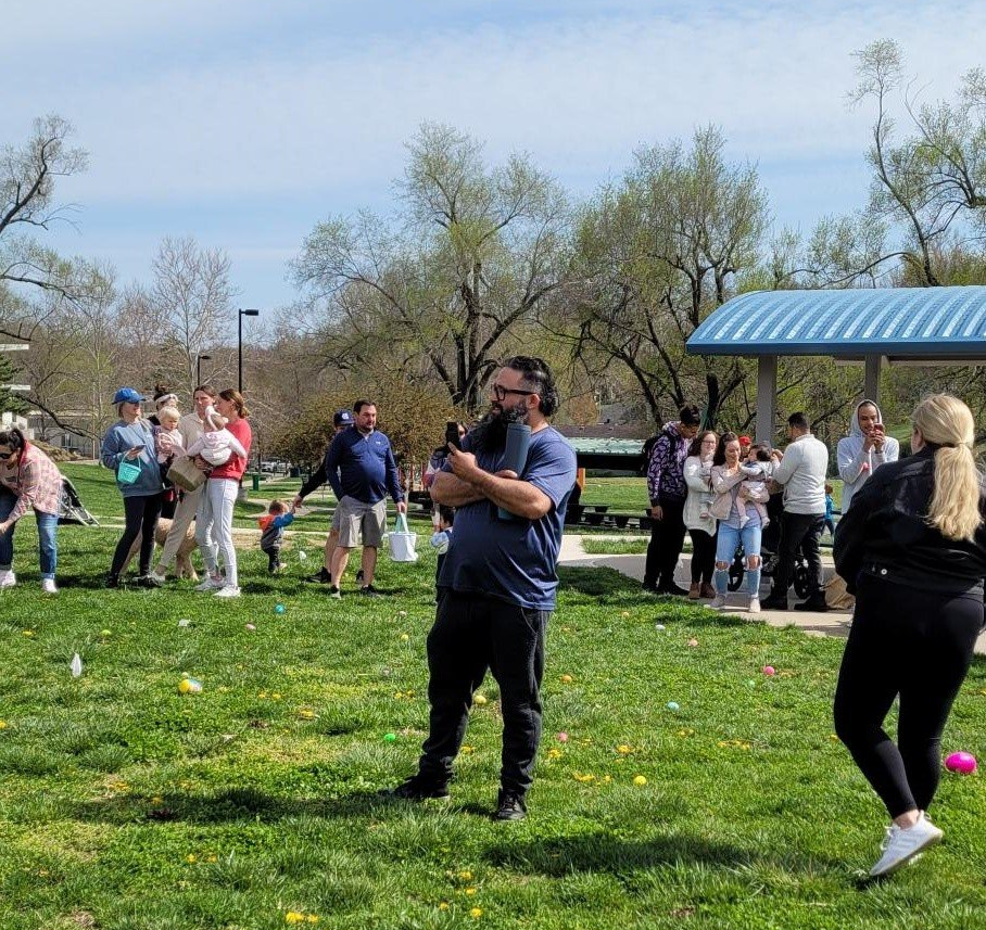 Eggstravagnza Egg Hunt Parents Watching