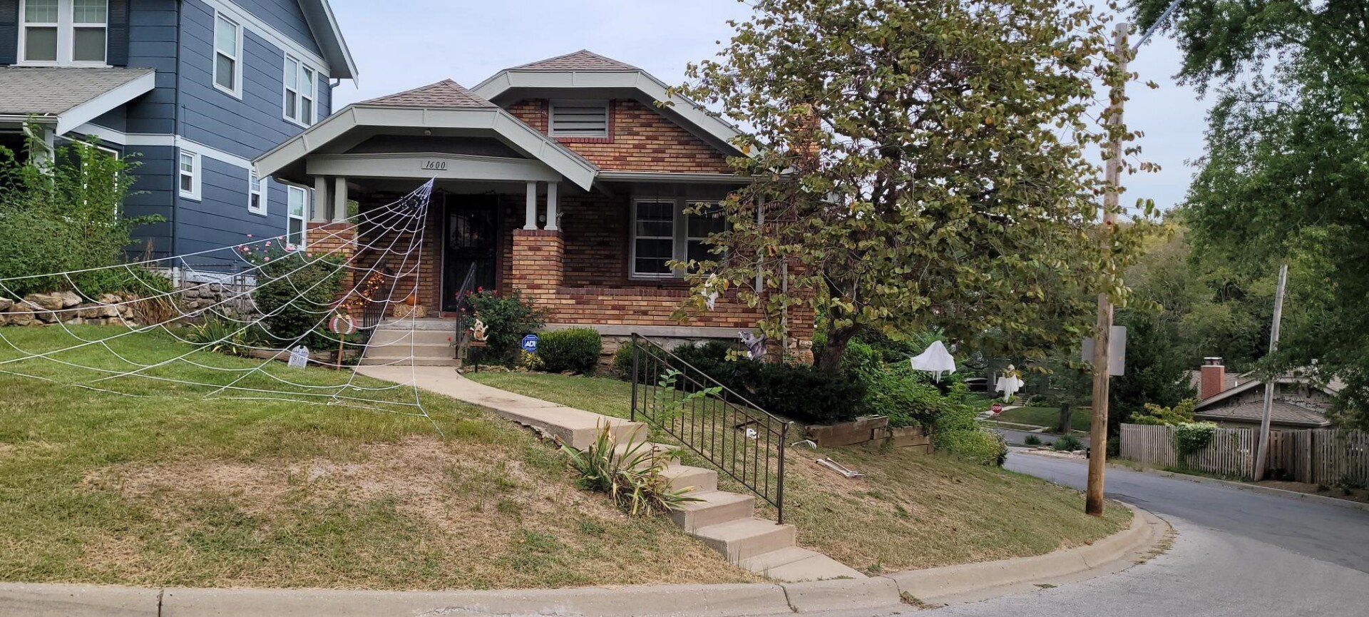 House decorated with websites for 2021 Trunk or Treat