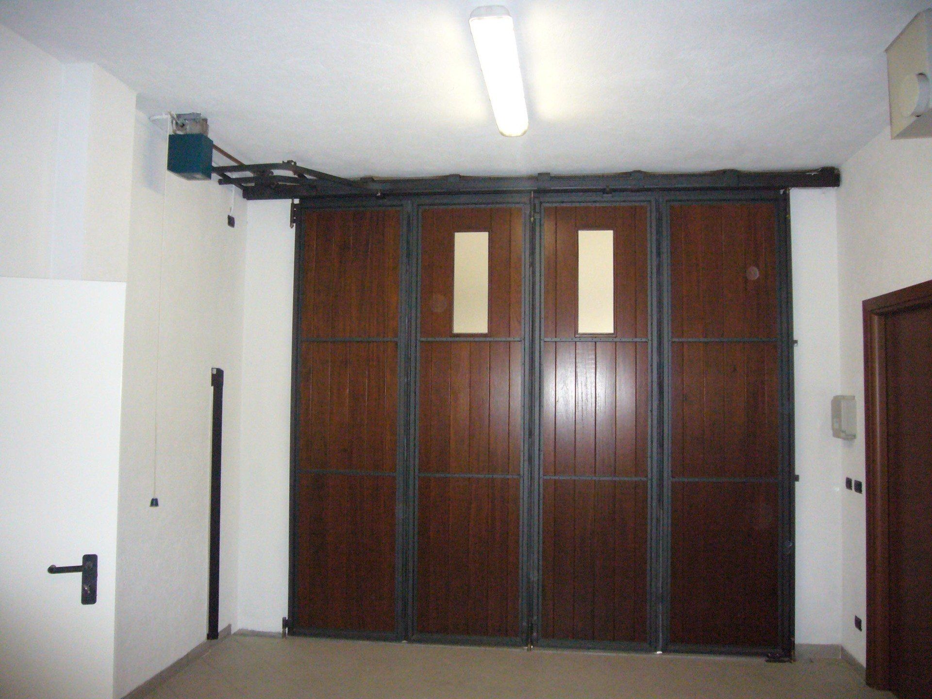 Portone con sistema di apertura elettrico