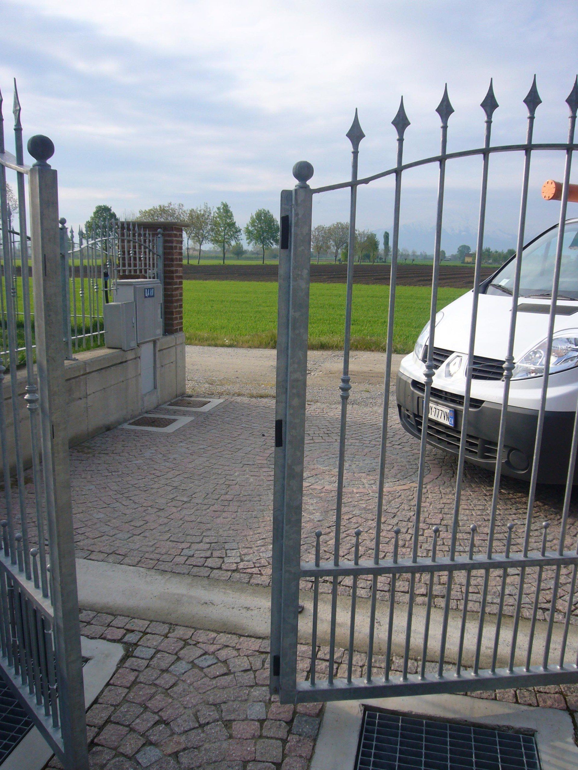 Cancello di ferro con apertura elettrica