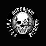 Logo nero con due teschi ai lati delle parole 