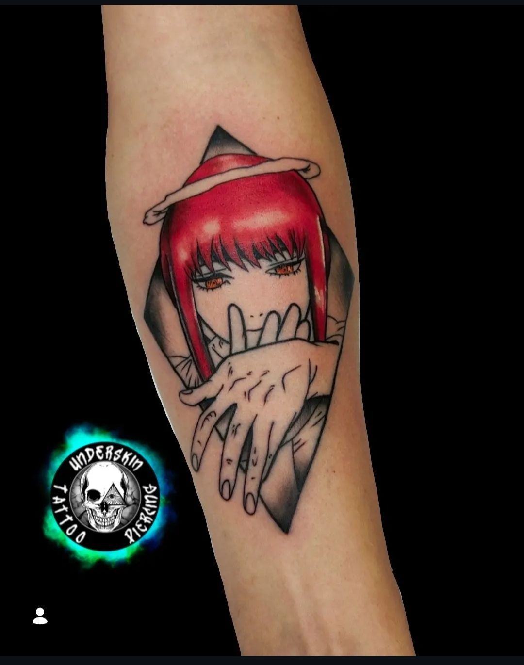 tatuaggio a colori del personaggio anime Makima con i capelli rossi un'aureola e una mano che le copre  parte del viso