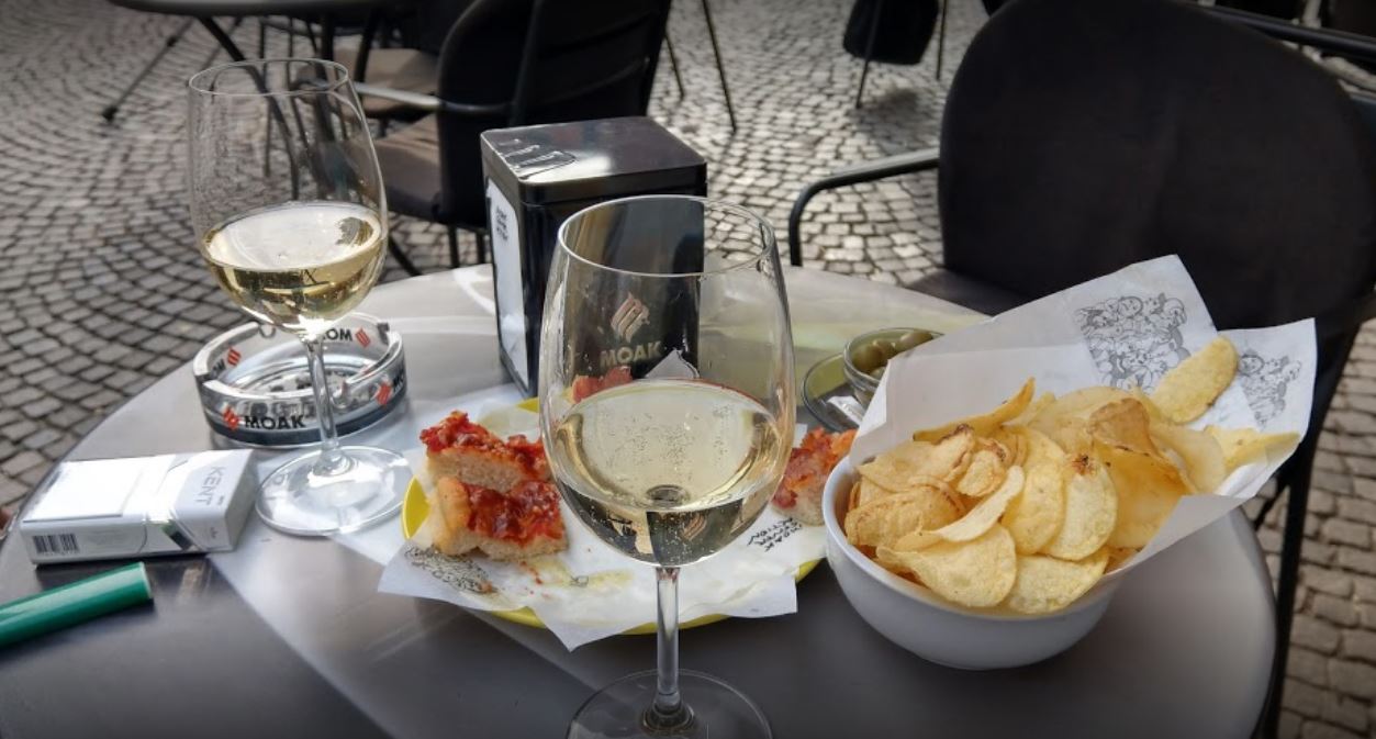 aperitivo con calici di vino