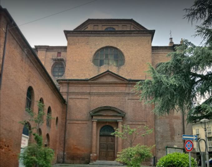 Palazzo storico con pizzeria