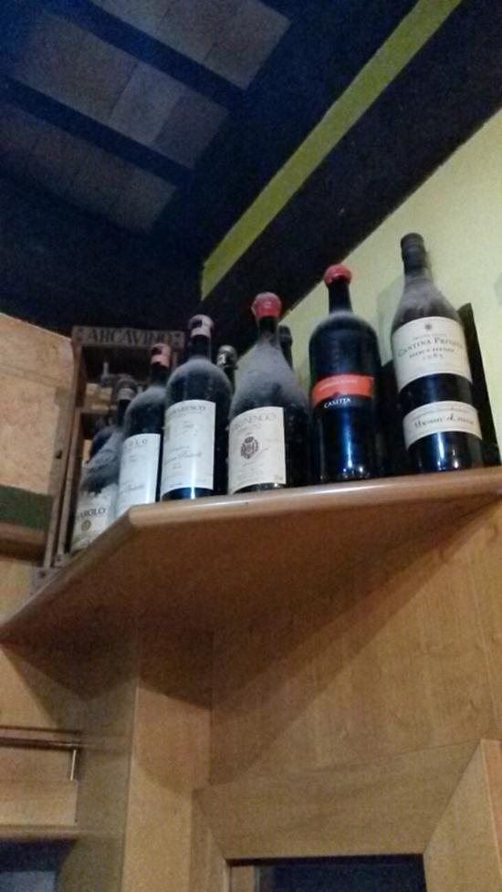 mensola con vini piemontesi