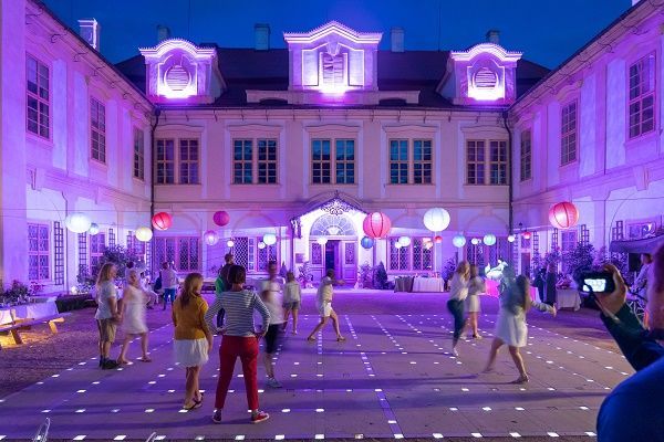 Velká budova se spoustou světel před ní