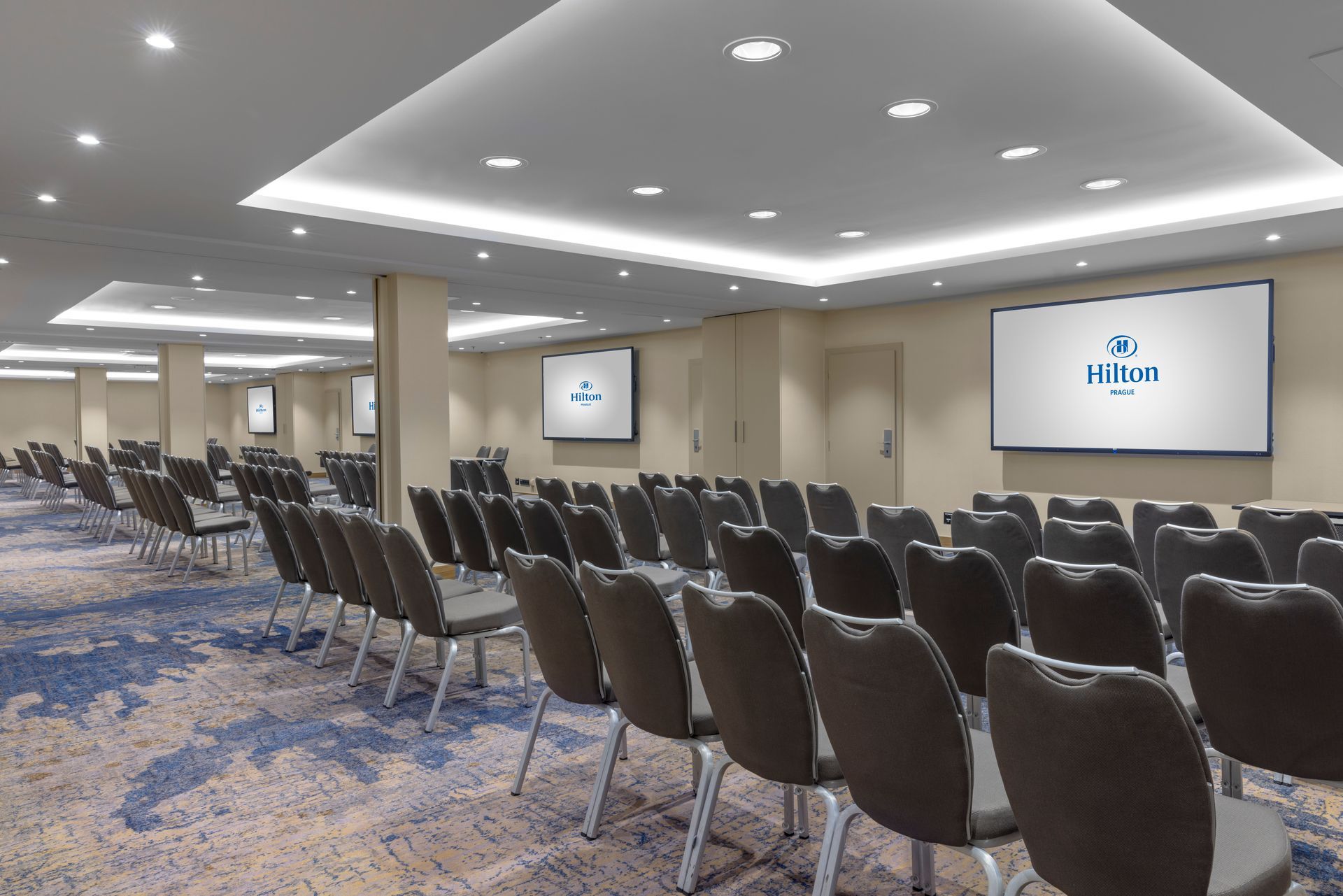 Velká konferenční místnost s dlouhým stolem a židlemi