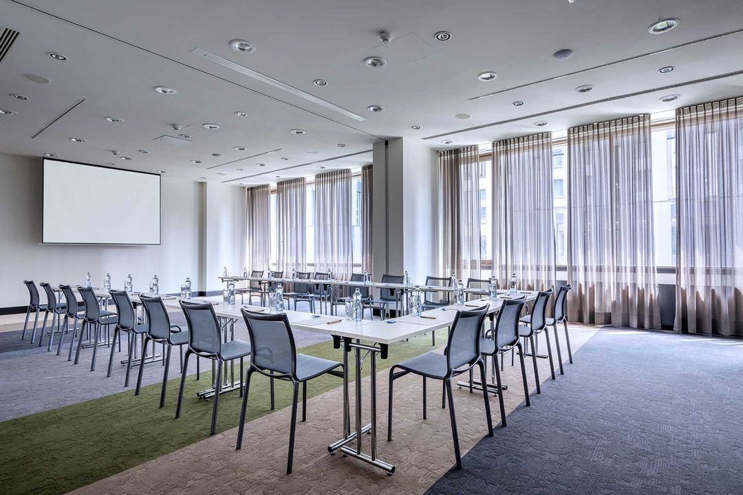 Velká konferenční místnost s dlouhým stolem a židlemi