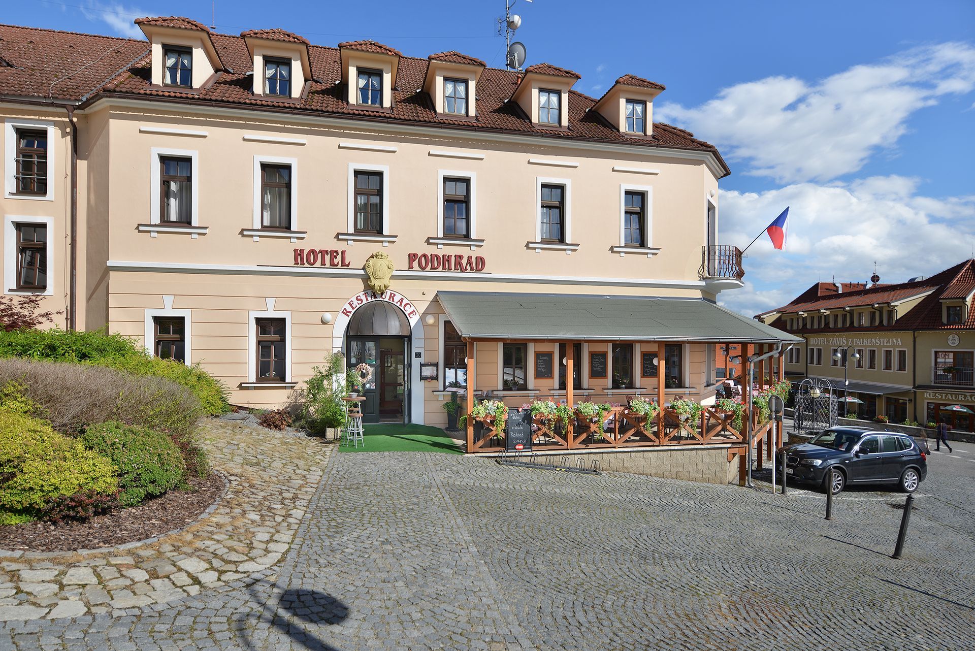Velká budova s ​​nápisem hotel