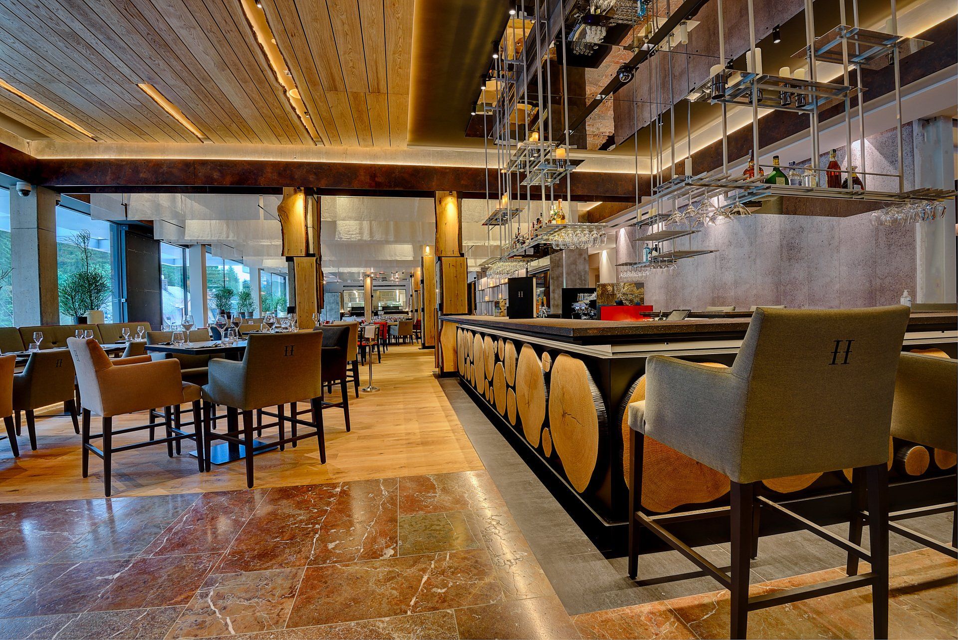 Restaurace se stoly a židlemi a barem