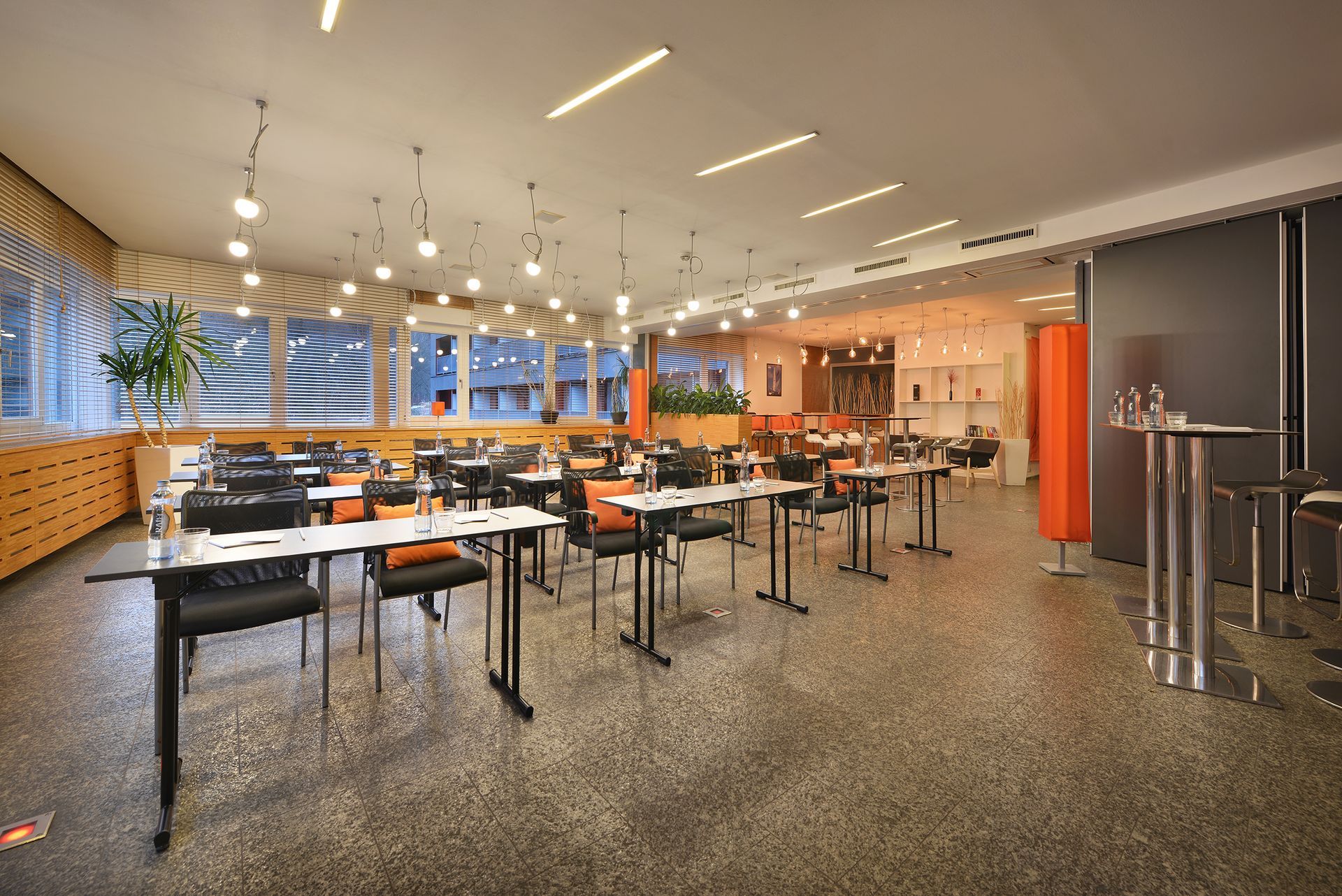 Velká místnost se stoly a židlemi