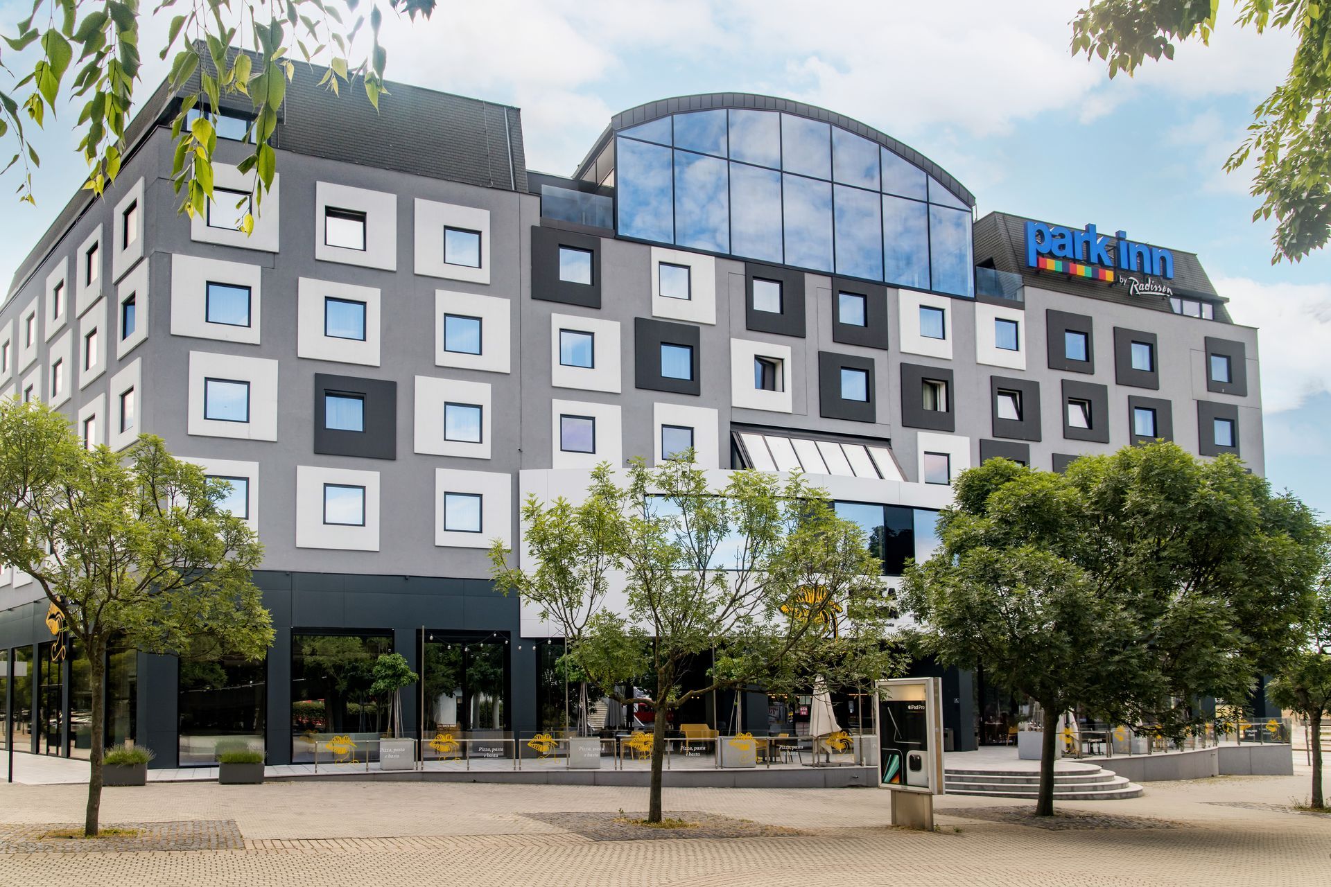 Letecký pohled na hotel obklopený stromy a horami.