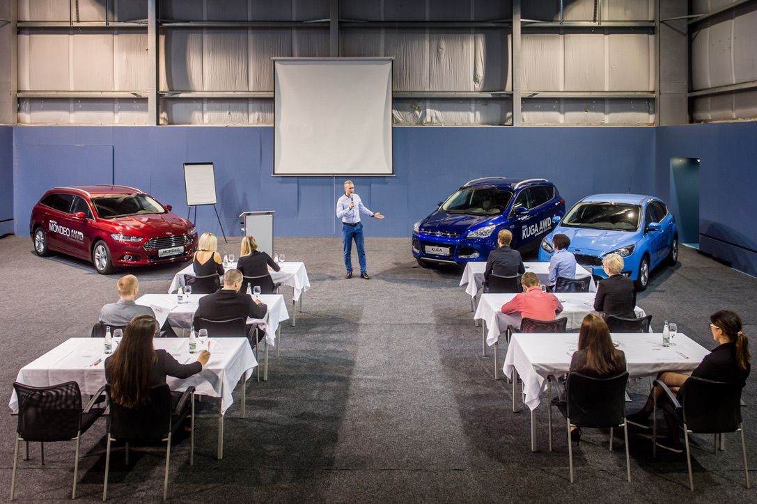 Muž dává prezentaci skupině lidí v konferenční místnosti.