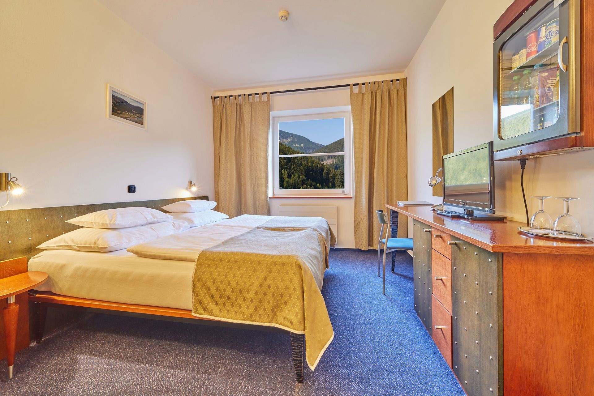 Hotelový pokoj se dvěma lůžky a psacím stolem