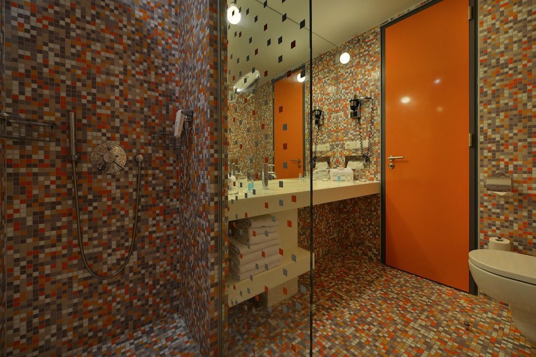 Koupelna se sprchovým koutem , umyvadlem , WC a zrcadlem.