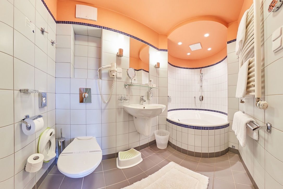 Koupelna s WC, umyvadlem a vanou.