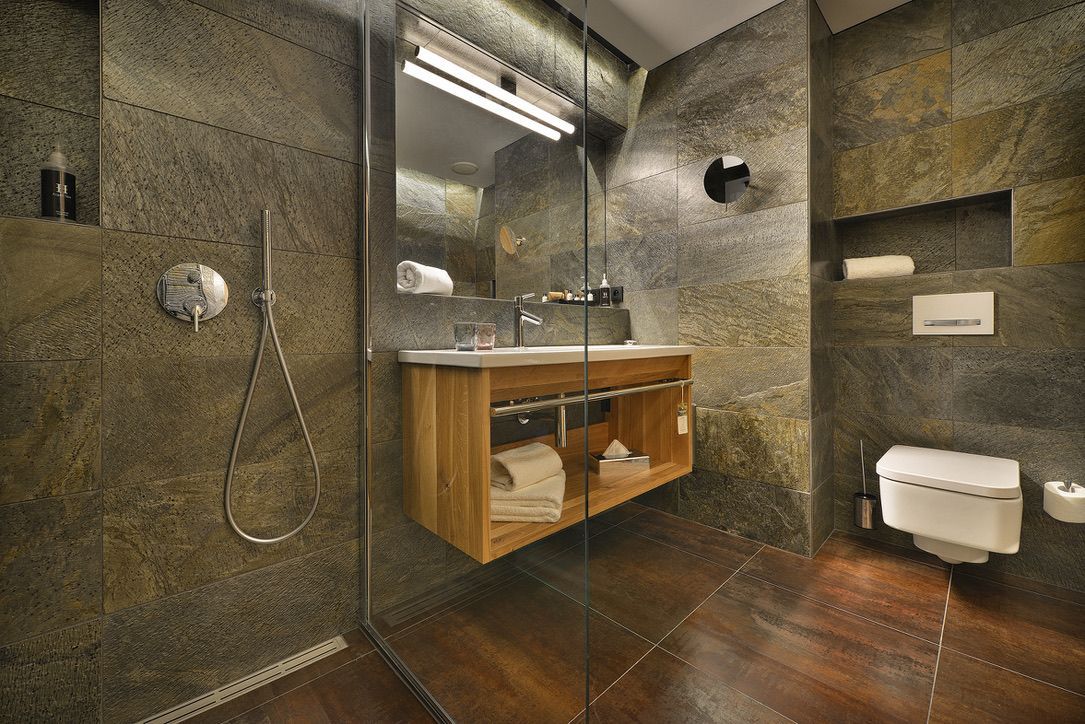 Koupelna s umyvadlem, WC a sprchovým koutem.