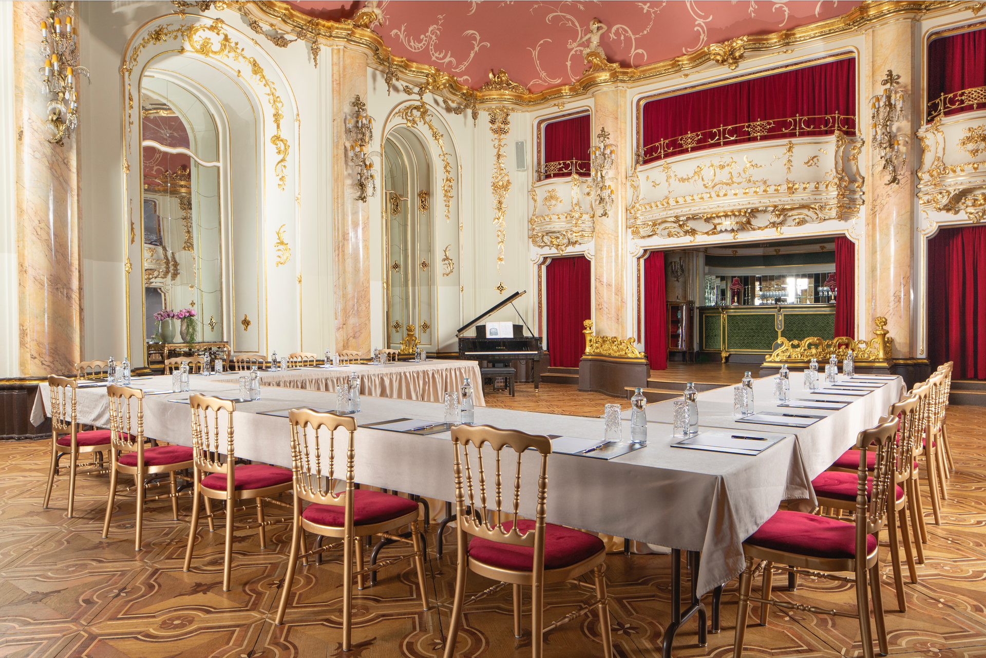 Velká místnost se stoly a židlemi připravenými pro jednání