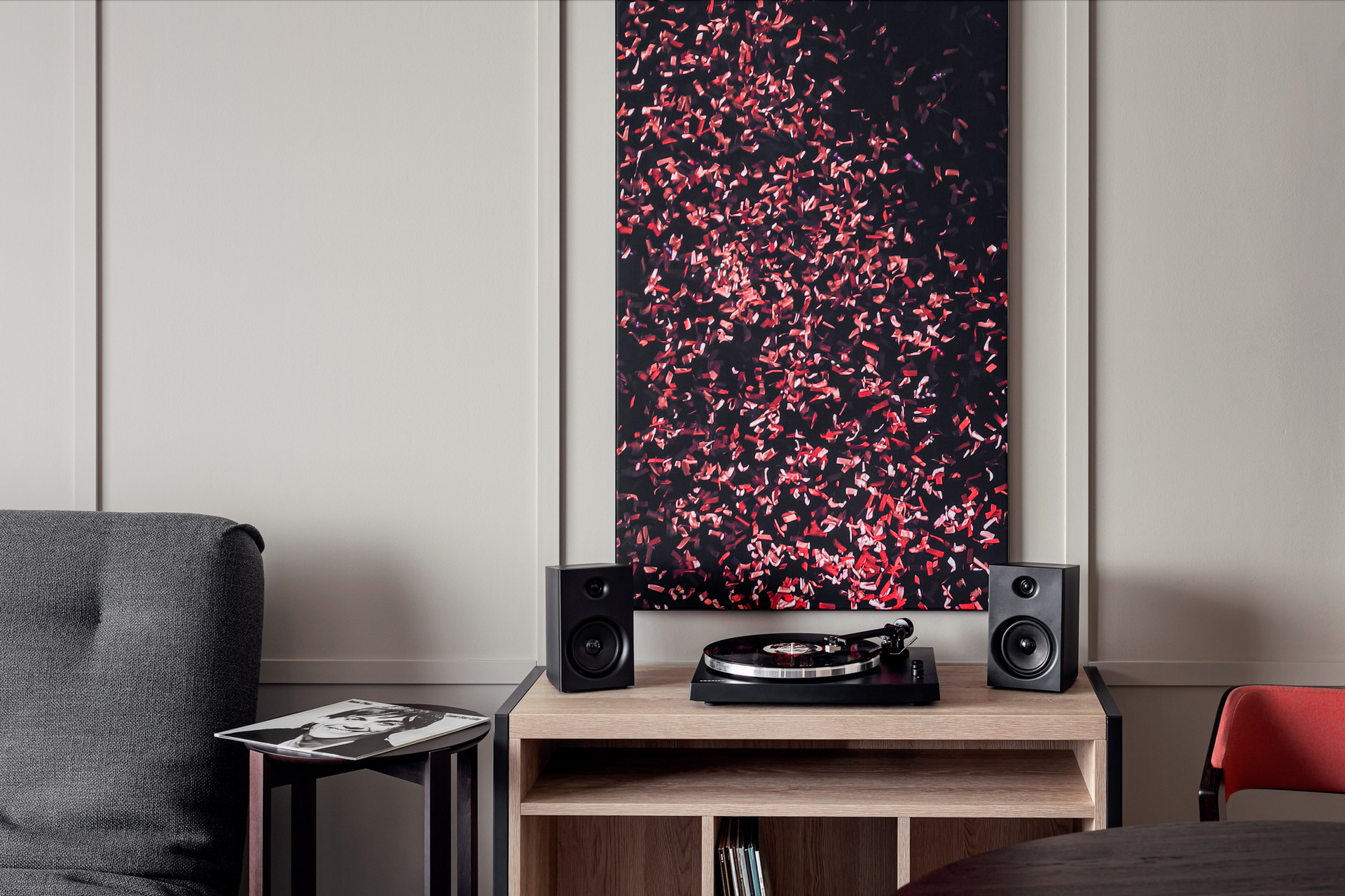 Obývací pokoj s gramofonem a obrazem na zdi.