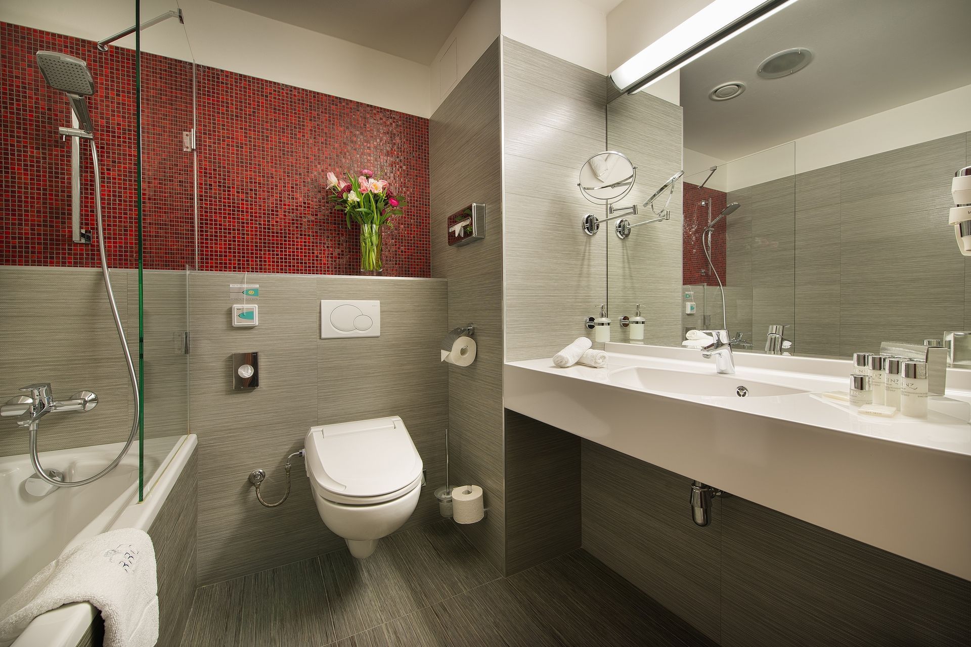 Koupelna s vanou, toaletou a sprchovým koutem.