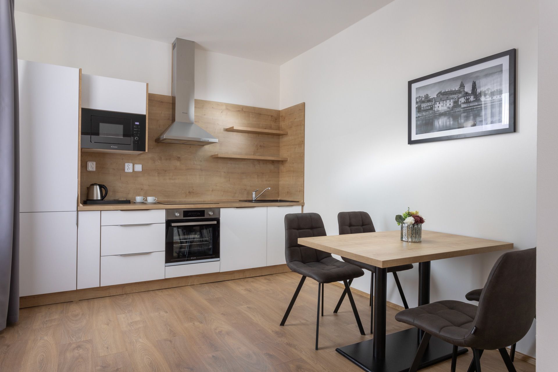 Kuchyň se stolem a židlemi a obrazem na zdi