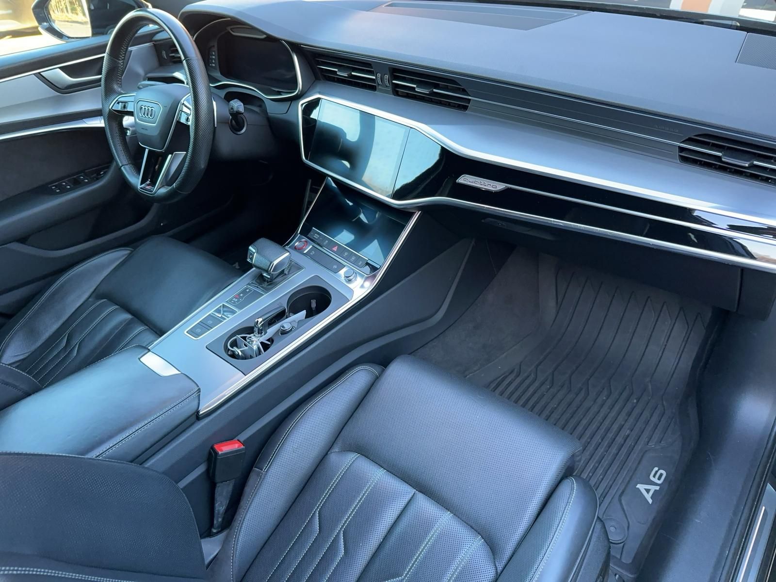 Abgebildet ist der Innenraum eines schwarzen Audi A6.