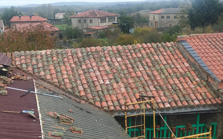 levantamiento de tejados de teja antiguos y sustitución por tejas nuevas en arganda del rey, madrid