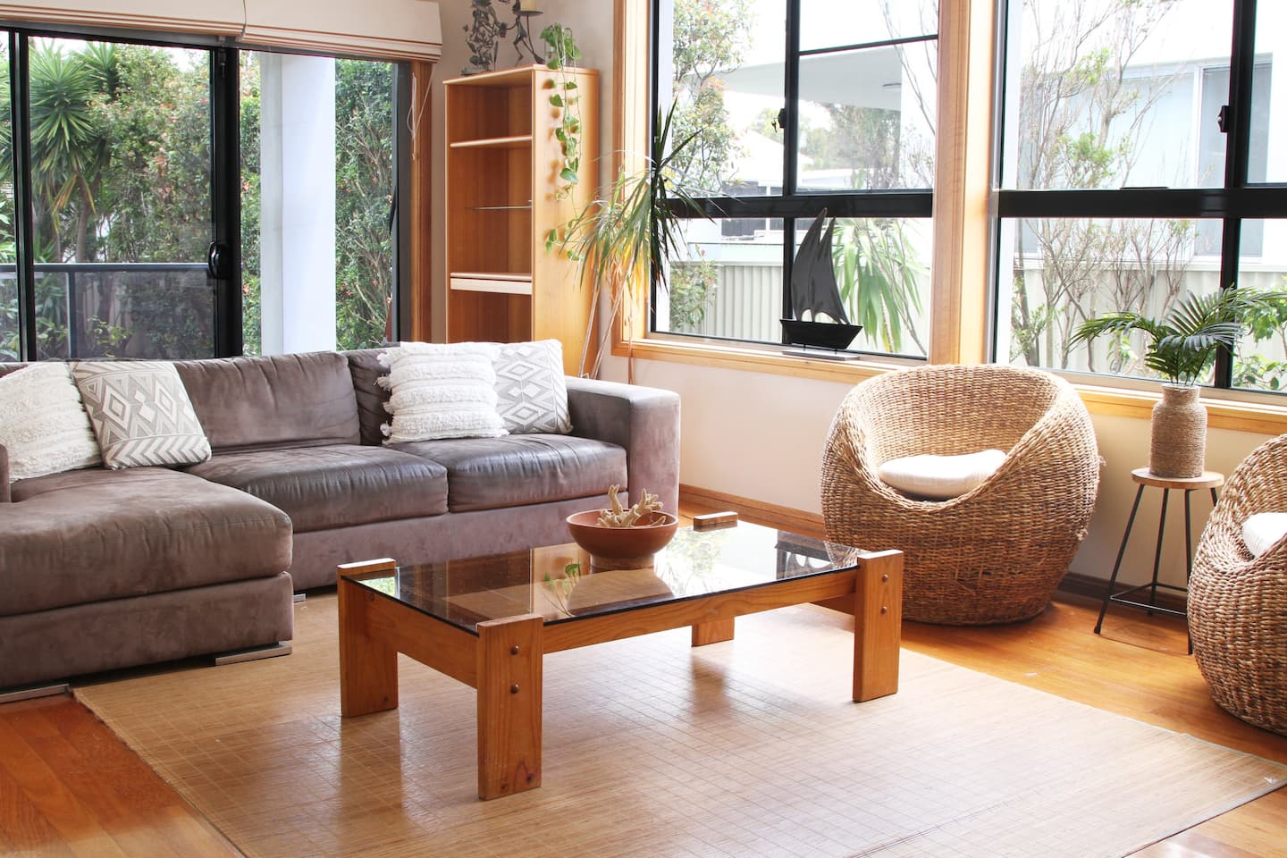 Living Room — Thirroul Beach Accommodation  In Woonona, NSW