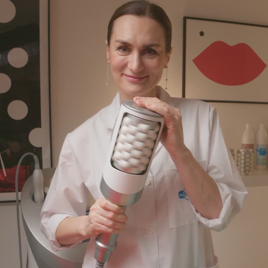 CIDESCO-certified beautician Julia Hediger prepares for a cellulite treatment using Endospheres.