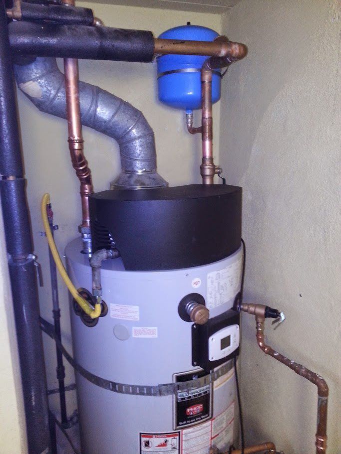 A water heater with the letter d on it