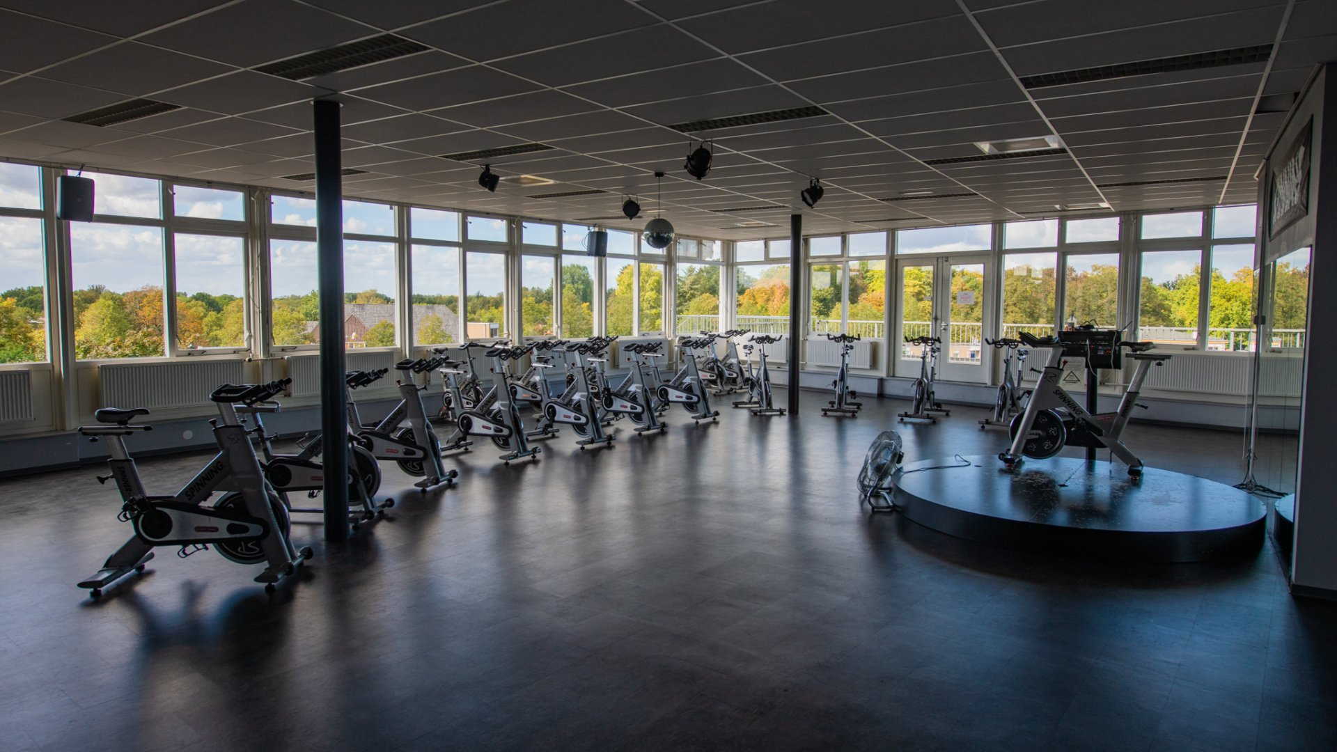 er zijn veel hometrainers in deze sportschool.