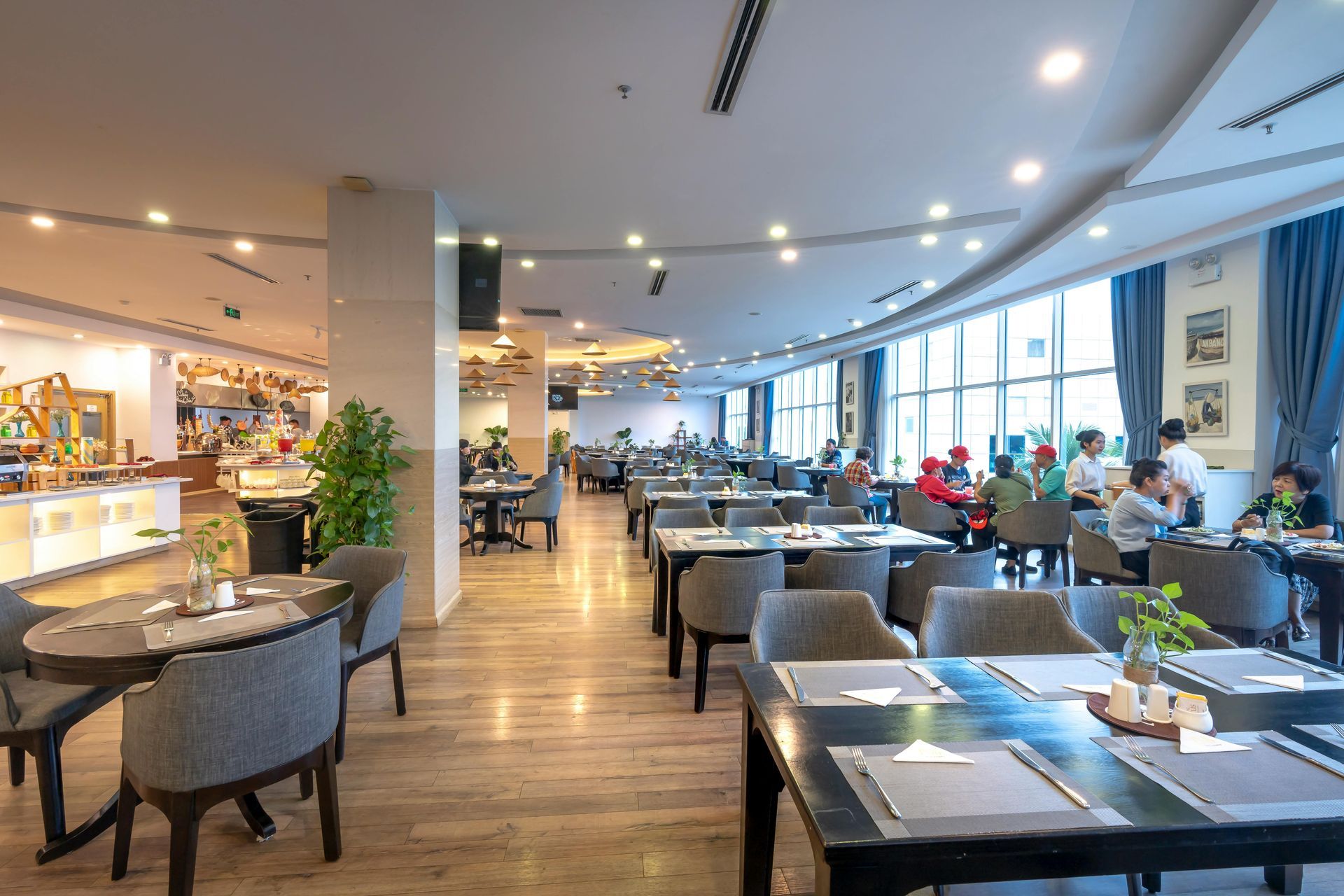 Restaurant dining near The Cottages at Northpointe