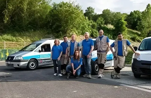 il gruppo tecnoclima  posa per una foto davanti a due furgoni.