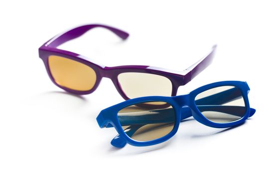un paio di occhiali da vista con montatura viola e uno con montatura blu