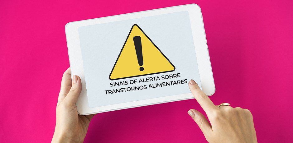 Tablet com imagem de ícone de alerta