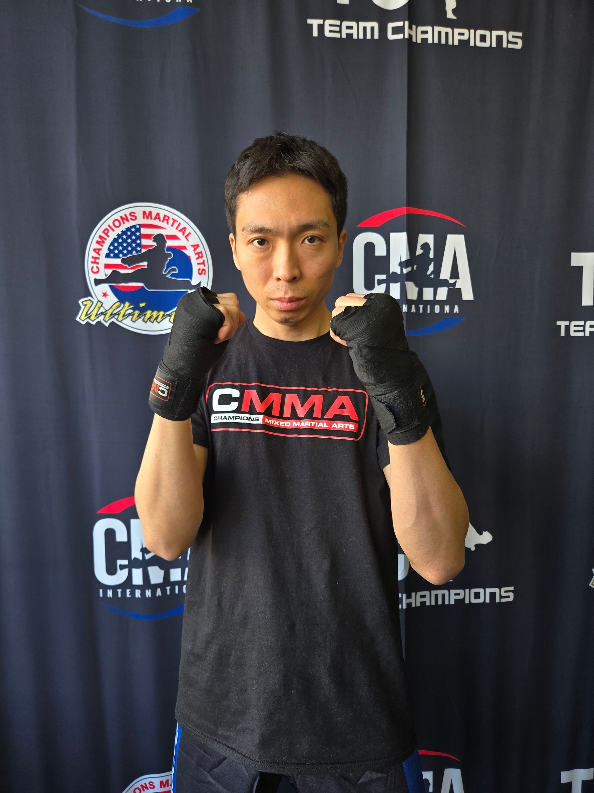 A group of people are posing for a picture in a gym.